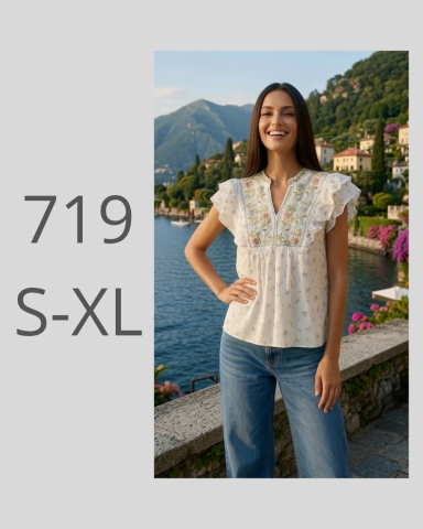 Mujer sonriente con blusa clara frente a un lago y montañas. Texto: "719 S-XL".