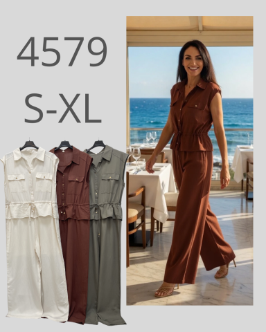Mujer sonriente en un entorno marítimo, vistiendo un conjunto de moda marrón.