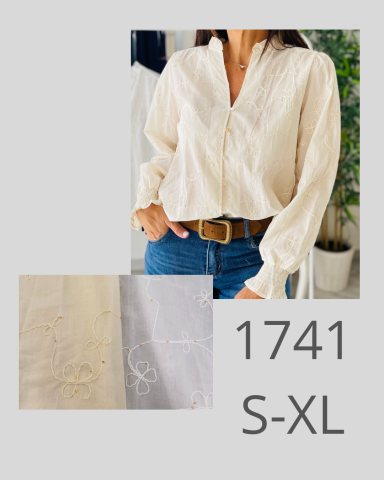 Blusa clara con cuello y detalle textil, disponible en tallas S-XL.