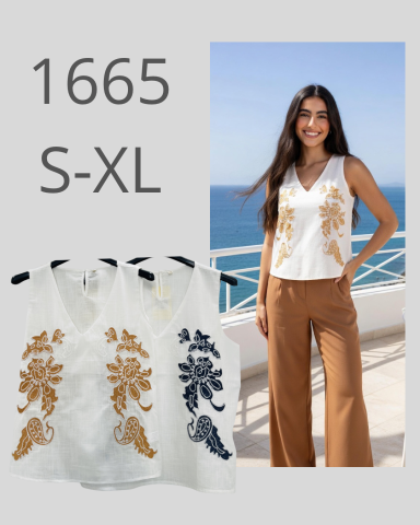 Mujer con blusa blanca y pantalones marrones, junto a dos blusas de colores.