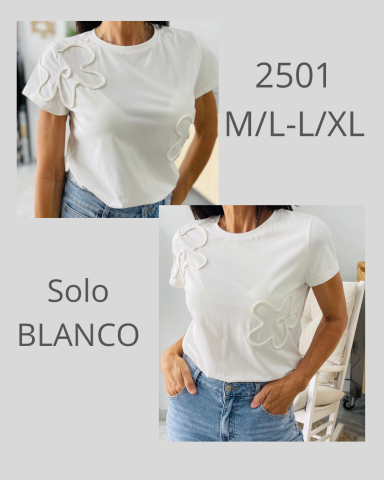 Camiseta blanca con detalles en el pecho, disponible en M/L y L/XL.