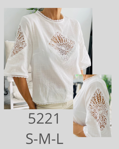 Blusa blanca con detalles de encaje en las mangas y corte holgado. Disponibles tallas S, M, L.