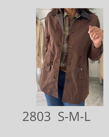Chaleco marrón con botones, cuello gris y ajuste en la cintura. Tallas S, M y L disponibles.