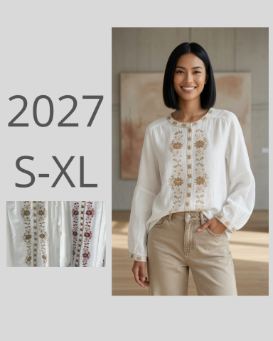 Mujer sonriente en blusa blanca con bordados, ropa en tallas S-XL.