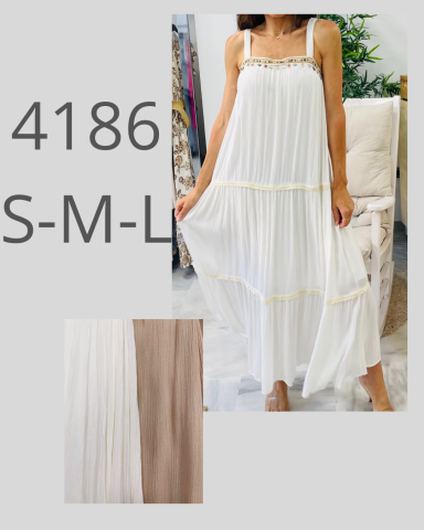 Vestido largo blanco con tirantes y detalles dorados, disponible en tallas S, M y L.