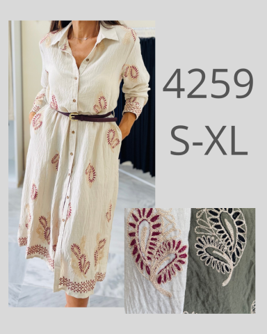 Vestido largo claro con bordados florales en tonos rojo y verde, disponible en tallas S-XL.