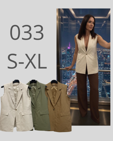 Mujer de pie en un vestíbulo urbano, vistiendo un chaleco y pantalones, con tres opciones de color.