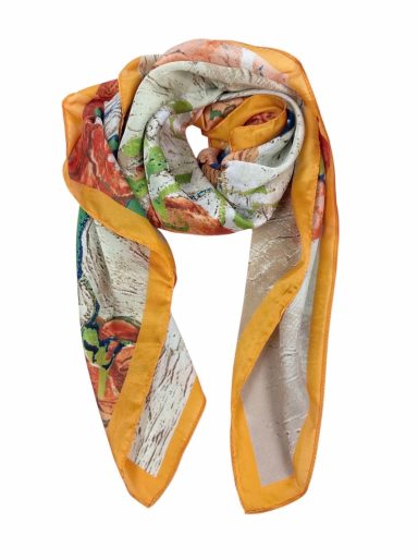 Bufanda de seda con diseño colorido y borde naranja.