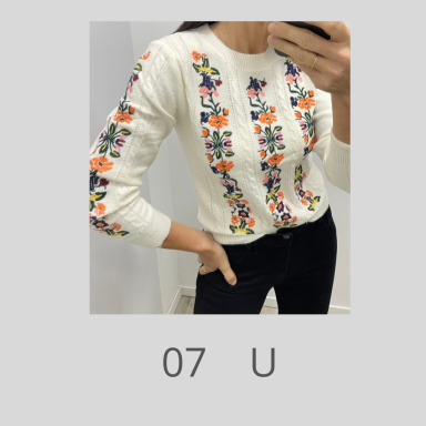 Blusa blanca de manga larga con bordado colorido de flores en las mangas y el frente.