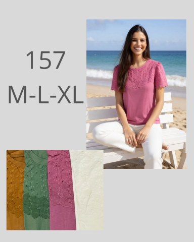 Mujer sentada en la playa con camiseta rosa, muestra de colores de tela al lado.