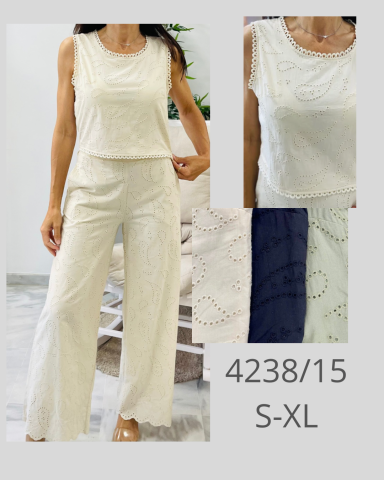 Mujer vestida con conjunto claro de top y pantalones anchos, en tela ligera.