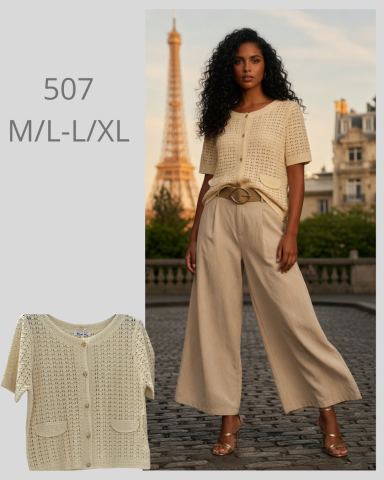 Modelo de pie con un conjunto claro frente a la Torre Eiffel al atardecer.