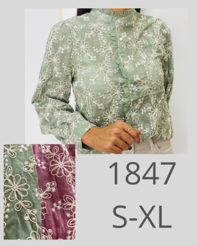 Blusa con estampado floral en tonos verde y burdeos, disponible en tallas S-XL.