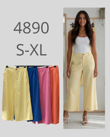 Modelo con pantalones de diferentes colores y tallas S-XL, fondo claro.