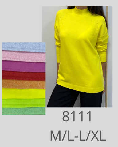 Mujer con suéter amarillo, mostrando gama de colores de telas al lado. Modelo talla M/L-L/XL.