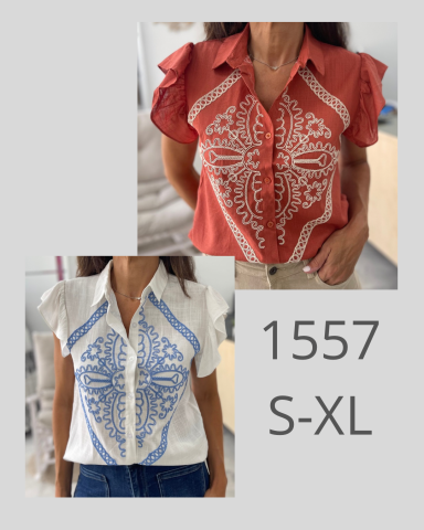 Blusas de mujer, una roja y otra blanca, con bordados en azul. Tallas S-XL.