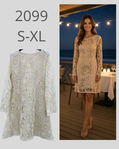 Vestido de encaje claro con mangas largas, modelo ajuste ceñido, fondo nocturno.