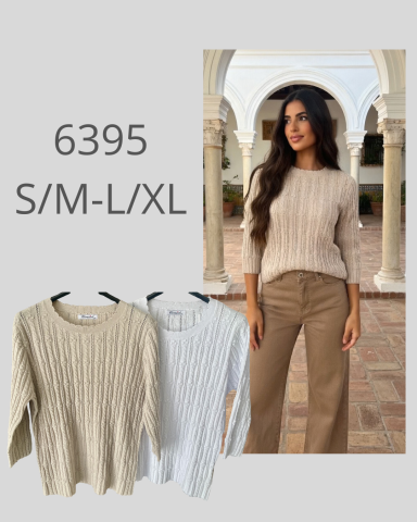 Mujer sonriente con suéter de punto beige y pantalones beige, junto a suéteres en otros colores.