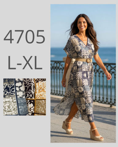 Mujer con vestido estampado y cinturón, caminando frente al mar. Tallas L-XL.