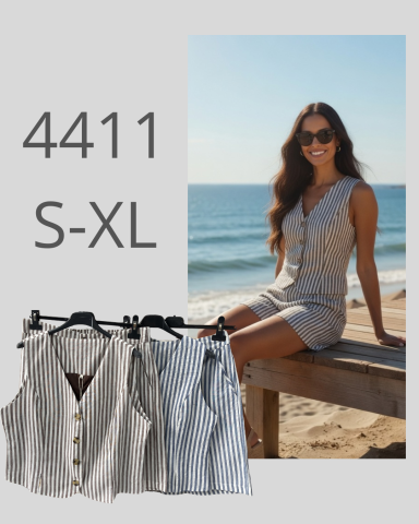 Vestido de verano en la playa, con modelo sentada y fondo de mar. Tallas S-XL.