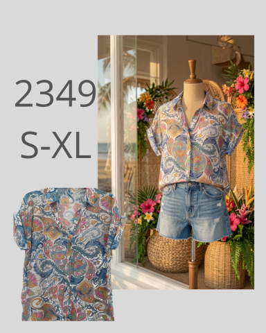 Camisa colorida de manga corta con pantalones cortos de mezclilla, fondo tropical.