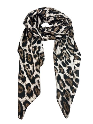 Bufanda de estampado leopardo en tonos marrones y negros, con extremos holgados.
