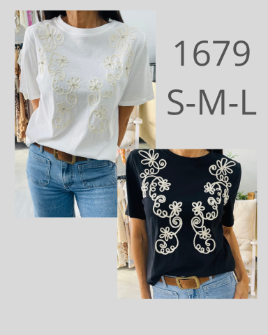 Dos camisetas decoradas: una blanca y una negra; tallas S, M y L disponibles.
