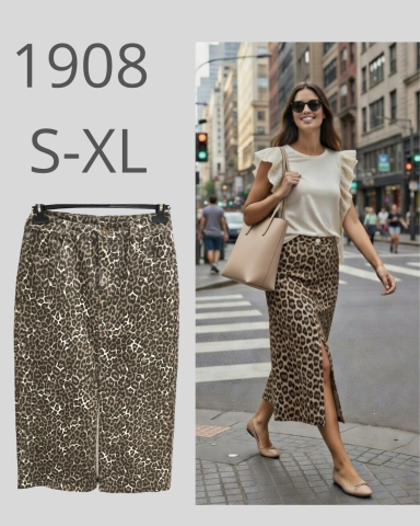 Mujer elegante caminando por la calle, luciendo una falda con diseño de leopardo.