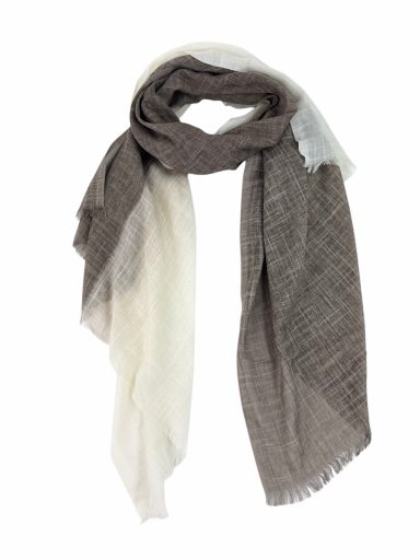 Bufanda de tonos marrón claro y oscuro con acabados desflecados.