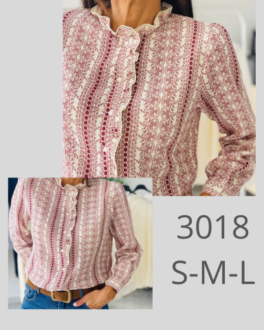 Camisa femenina de manga larga y botones, con diseño de rayas y detalles en rosa y blanco.