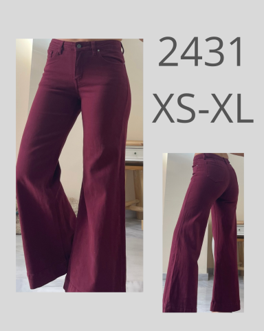 Pantalones acampanados en color burdeos, disponibles en tallas XS a XL.
