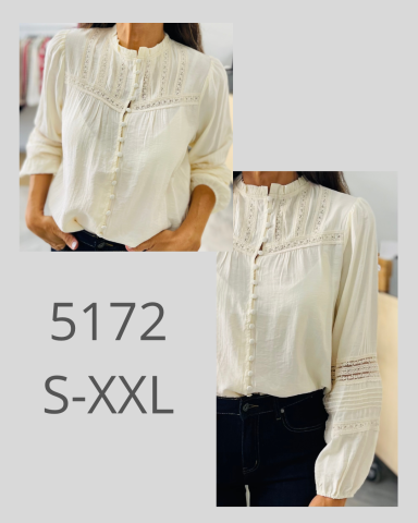Camisa clara con botones y detalles en la manga, disponible en tallas S-XXL.
