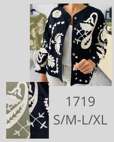 Chaqueta bordada en negro con diseño blanco, disponible en tamaños S/M y L/XL.