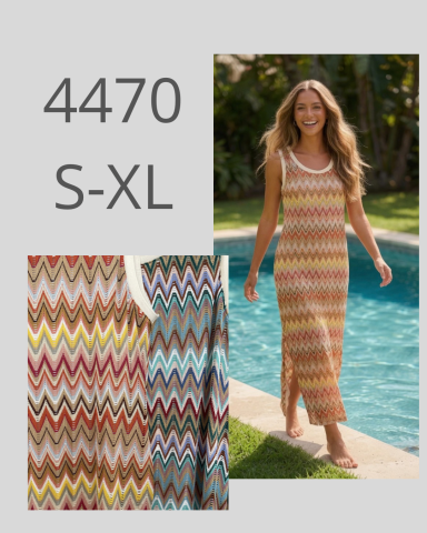 Mujer sonriente en vestido de tramas de colores junto a una piscina. Tallas S-XL.