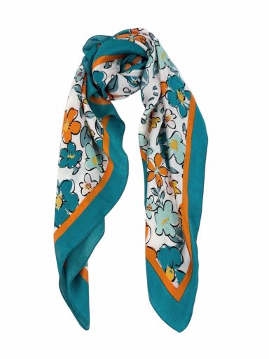 Bufanda en tonos turquesa con estampado de flores y bordes naranjas.