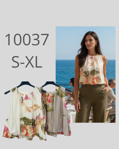 Mujer vestida con blusa floral y pantalones, mostrando un estilo veraniego elegante.