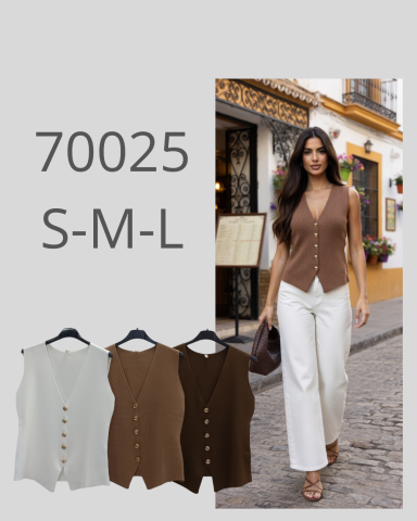 Modelo con chaleco marrón y pantalones blancos, exhibiendo ropa en un entorno urbano.