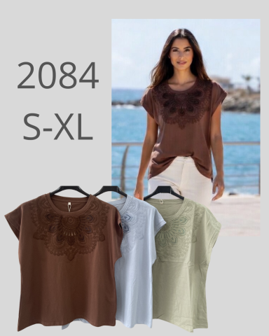 Mujer sonriente con camiseta marrón y blusas en azul claro y verde en el fondo.