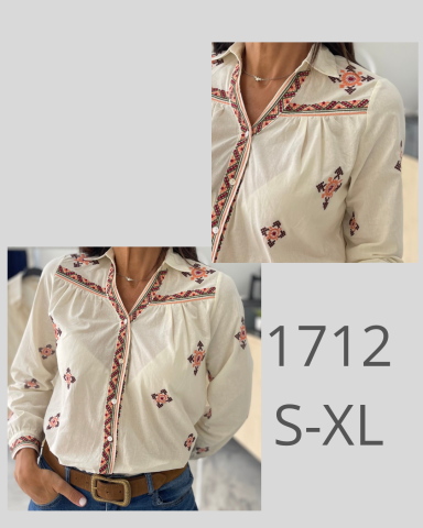 Camisa blanca con bordados coloridos, botones y cuello clásico. Tamaños S-XL.