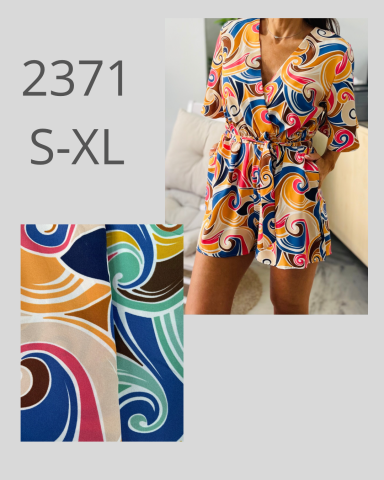 Mujer vistiendo un mono colorido con patrones en espiral, disponible en tallas S-XL.