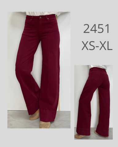 Pantalones acampanados color burdeos disponibles en tallas XS a XL.