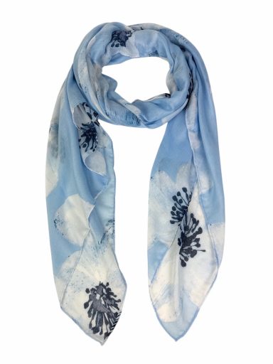 Bufanda azul clara con estampado de nubes y flores oscuras.