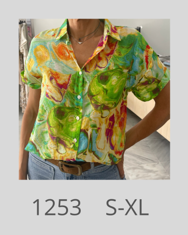 Camisa colorida de botones en tonos verdes y naranjas, talla S-XL.