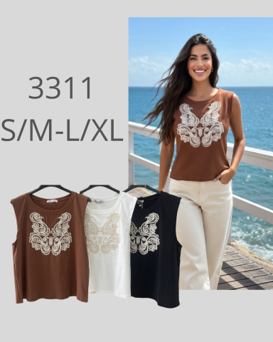 Modelo luciendo una blusa con diseño de mariposa en colores marrón, blanco y negro.