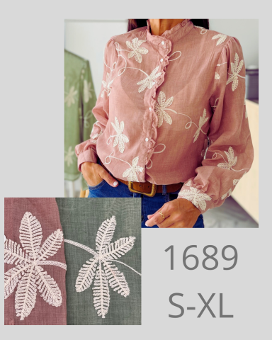 Blusa rosa con flores bordadas, pantalón vaquero y cinturón. Disponible en tallas S-XL.