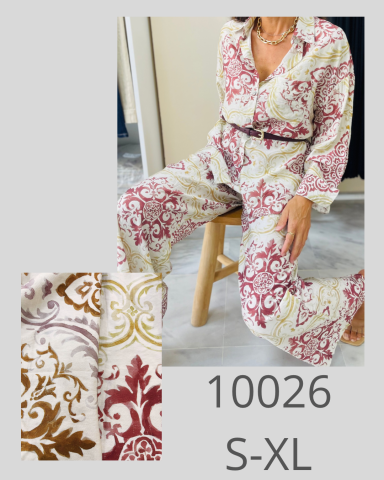 Conjunto de pijama con estampado floral en tonos rosa, beige y marrón. Tallas S-XL.