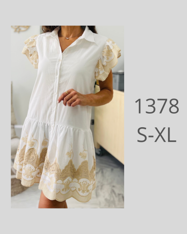 Vestido blanco con detalles dorados y mangas rizadas, disponible en tallas S-XL.