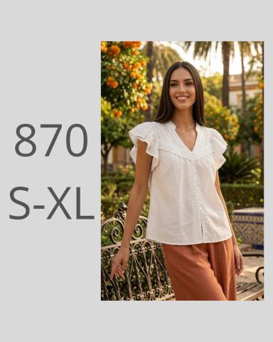 Mujer sonriente con blusa blanca y pantalones marrones en un entorno al aire libre.