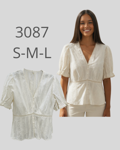 Blusa de manga corta en color claro, con diseño de cintura ajustada y escote en V.