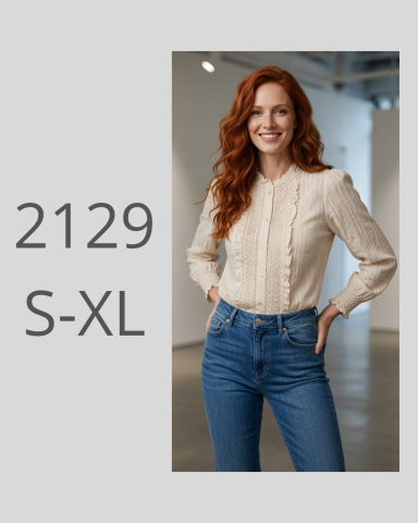 Mujer con blusa clara y jeans, sonriendo en un entorno moderno. Tallas S-XL.